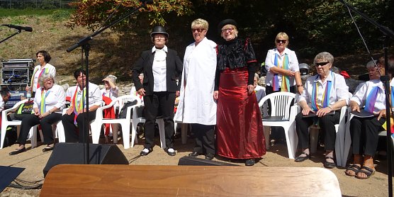 Der Frankenhäuser Frauenchor berichtet (Foto: Barbara Nestler) Der Frankenhäuser Frauenchor berichtet (Foto: Barbara Nestler)