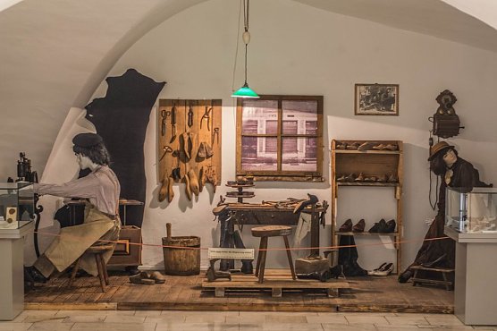 Vom Schuhmacherhandwerk zur Schuhfabrik (Foto: Regionalmuseum Bad Frankenhausen) Vom Schuhmacherhandwerk zur Schuhfabrik (Foto: Regionalmuseum Bad Frankenhausen)