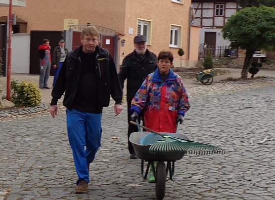 Mit Elan, Spa&szlig; und geballter Kompetenz- Herbstputz in Etzleben (Foto: Peter Ke&szlig;ler)