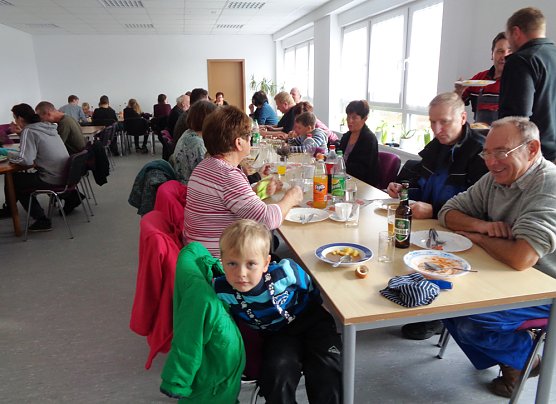 Mit Elan, Spa&szlig; und geballter Kompetenz- Herbstputz in Etzleben (Foto: Peter Ke&szlig;ler)
