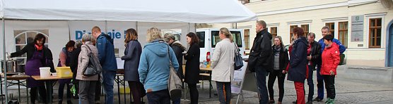 Essen f&uuml;r den guten Zweck (Foto: Karl-Heinz Herrmann)