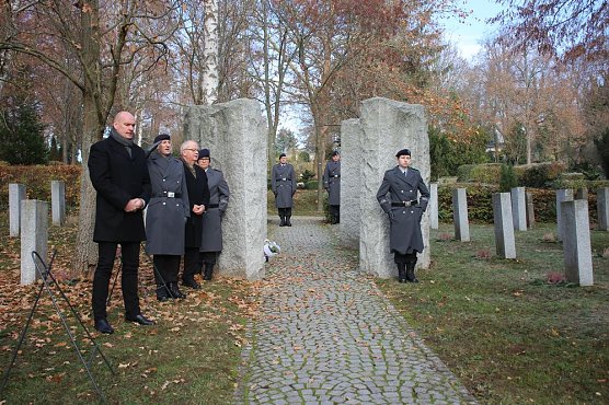 Der Opfer von Gewalt und Kriegen gedacht (Foto: Karl-Heinz Herrmann) Der Opfer von Gewalt und Kriegen gedacht (Foto: Karl-Heinz Herrmann)