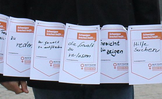 Zeichen gegen häusliche Gewalt (Foto: Karl-Heinz Herrmann) Zeichen gegen häusliche Gewalt (Foto: Karl-Heinz Herrmann)