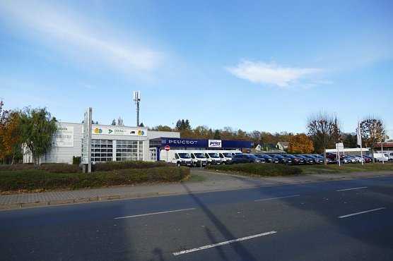 Vor der DEKRA-Niederlassung links wird ein Jeep-Showroom entstehen (Foto: Autohaus Peter GmbH) Vor der DEKRA-Niederlassung links wird ein Jeep-Showroom entstehen (Foto: Autohaus Peter GmbH)
