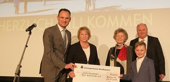 Scheck an Hoherode-F&ouml;rderverein &uuml;bergeben (Foto: nnz)