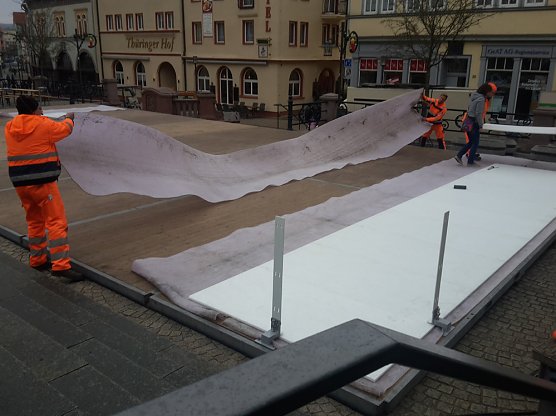 Kunsteisbahn wird installiert (Foto: Karl-Heinz Herrmann)