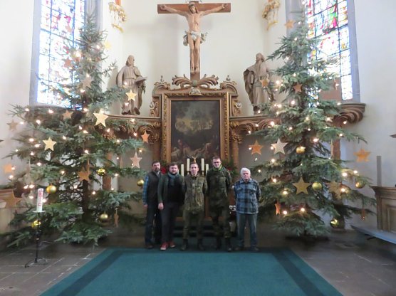 Weihnachtsb&auml;ume in Trinitatiskirche aufgestellt (Foto: Karl Weber)