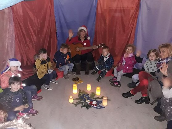 Gem&uuml;tlicher Weihnachtsmarkt in der Kindervilla (Foto: Kindervilla)