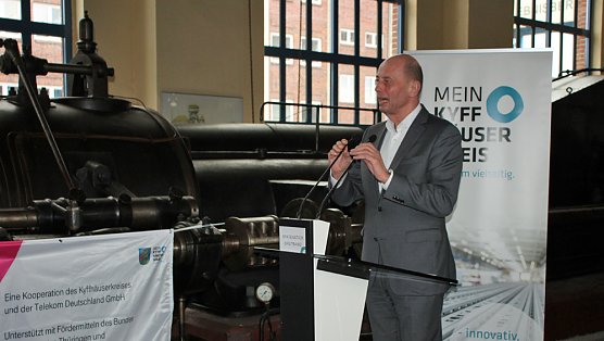 Symbolischer Spatenstich zum Breitbandausbau (Foto: Karl-Heinz Herrmann) Symbolischer Spatenstich zum Breitbandausbau (Foto: Karl-Heinz Herrmann)