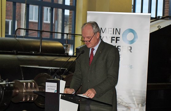 Symbolischer Spatenstich zum Breitbandausbau (Foto: Karl-Heinz Herrmann) Symbolischer Spatenstich zum Breitbandausbau (Foto: Karl-Heinz Herrmann)