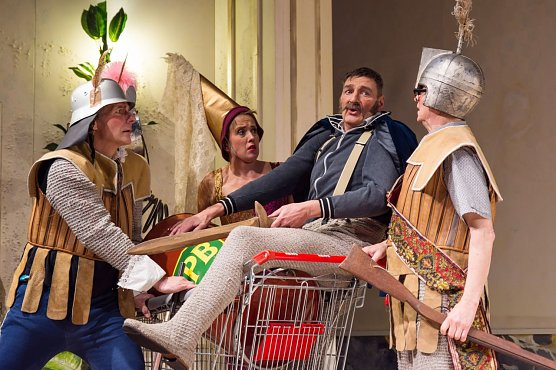 "Das Festkomitee" kommt auf die Bühne (Foto: Lisa Stern) "Das Festkomitee" kommt auf die Bühne (Foto: Lisa Stern)