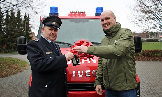 Feuerwehrfahrzeuge &uuml;bergeben (Foto: Karl-Heinz Herrmann)