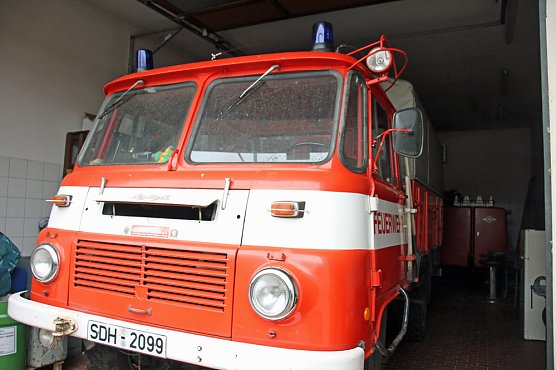 Feuerwehrfahrzeuge &uuml;bergeben (Foto: Karl-Heinz Herrmann)