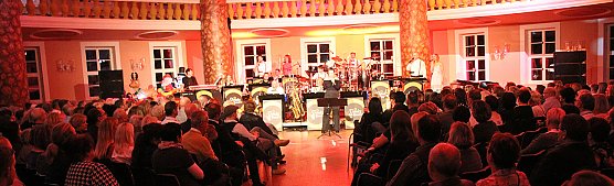 Wieder stehende Ovationen im Achteckhaus (Foto: Karl-Heinz Herrmann)