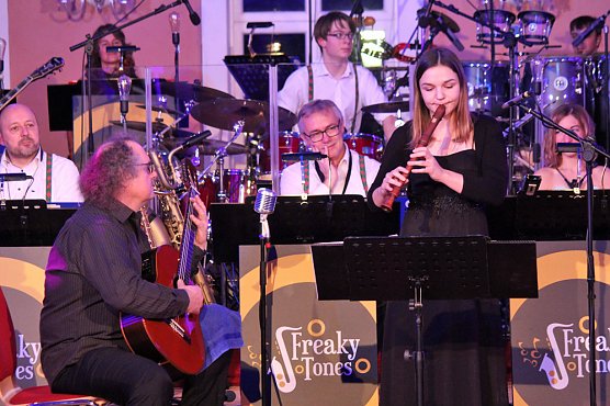 Wieder stehende Ovationen im Achteckhaus (Foto: Karl-Heinz Herrmann)