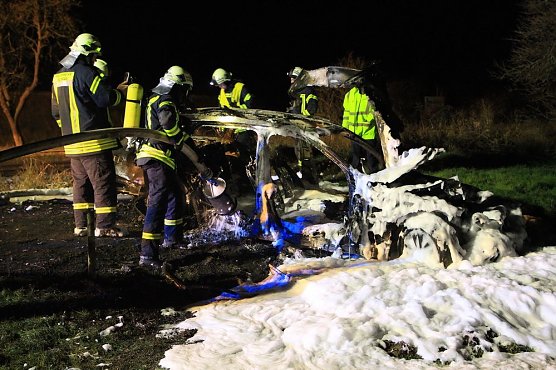 Fahrzeugbrand in Clingen (Foto: Silvio Dietzel)