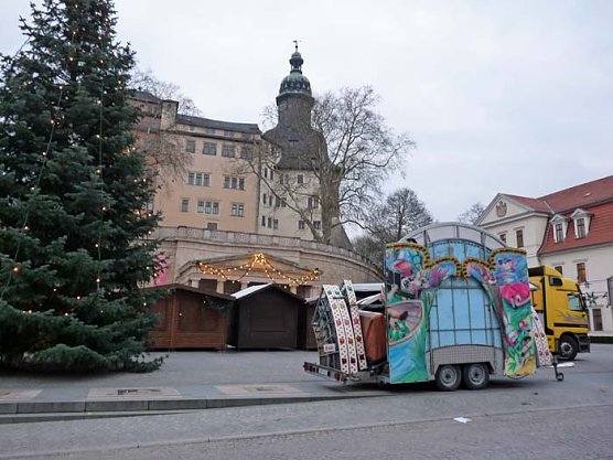 Aufbau Weihnachtsmarkt (Foto: Karl-Heinz Herrmann)