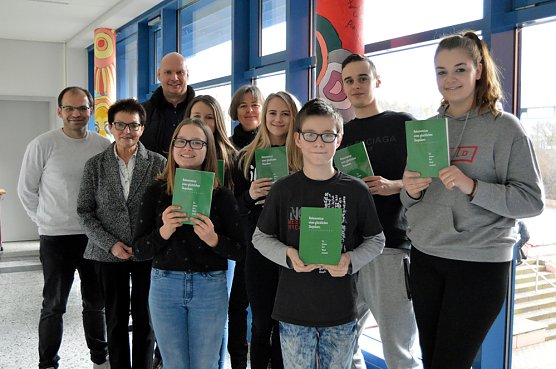 Wezel-Leseb&uuml;cher &uuml;bergeben (Foto: Stadt Sondershausen)