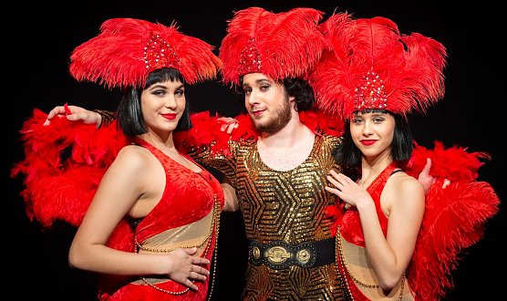 Theaterjugendclub mit Varieté-Stück (Foto: M. Kneise) Theaterjugendclub mit Varieté-Stück (Foto: M. Kneise)