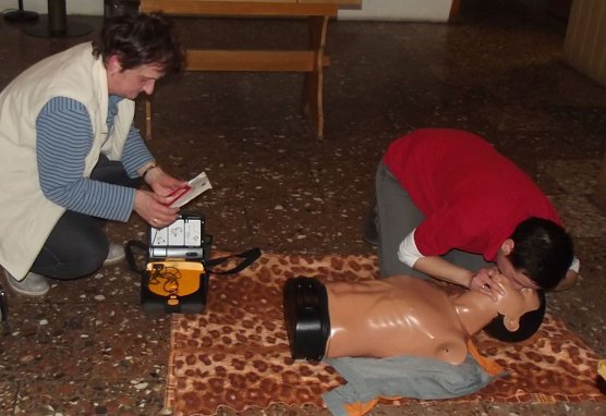 Erste Hilfe im WB 4 auf neuesten Stand gebracht und praktisch ge&uuml;bt (Foto: Thomas Leipold)