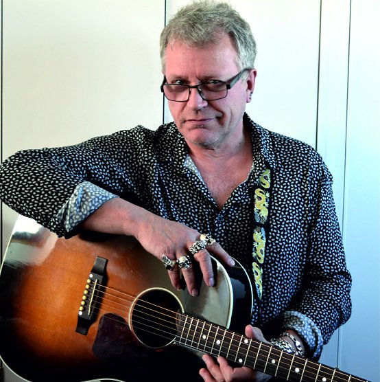 Liedermacher im Konzert (Foto: Hari Johnson) Liedermacher im Konzert (Foto: Hari Johnson)