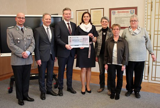 &Uuml;bergabe der Spendenmittel aus dem Neujahrsempfang (Foto: Karl-Heinz Herrmann)