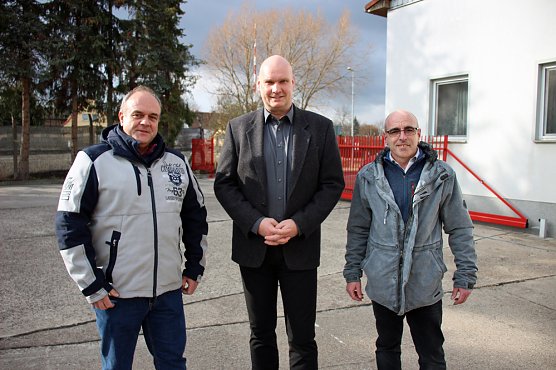 Vier Feuerwehrfahrzeuge für den Kyffhäuserkreis (Foto: Karl-Heinz Herrmann) Vier Feuerwehrfahrzeuge für den Kyffhäuserkreis (Foto: Karl-Heinz Herrmann)