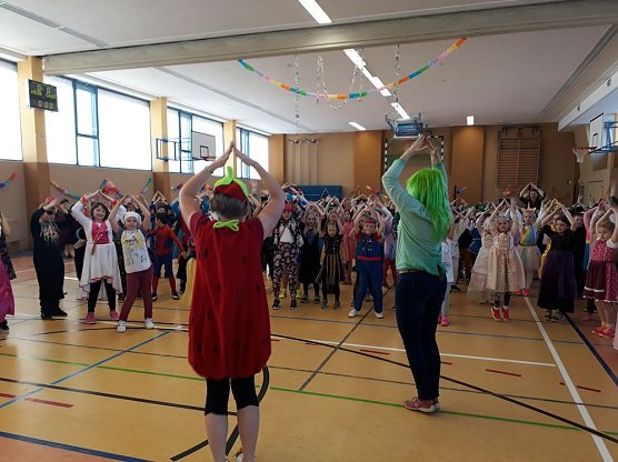 Närrischer Schulfasching im Östertal (Foto: GS Östertal) Närrischer Schulfasching im Östertal (Foto: GS Östertal)