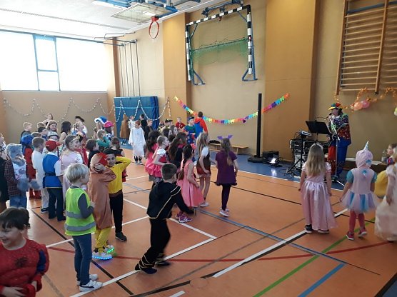 Närrischer Schulfasching im Östertal (Foto: GS Östertal) Närrischer Schulfasching im Östertal (Foto: GS Östertal)