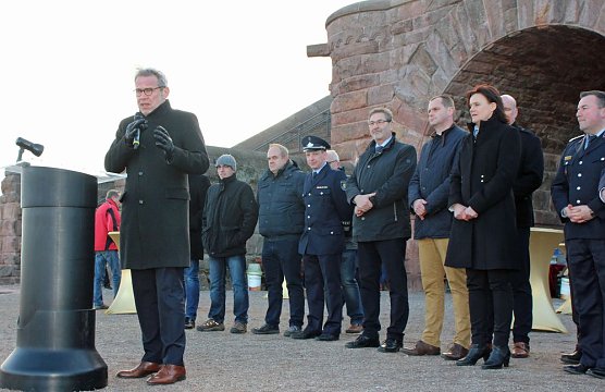 &Uuml;bergabe Einsatzfahrzeuge der Rettungskr&auml;fte (Foto: Karl-Heinz Herrmann)