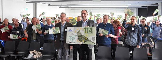 Auf dem Bild sind unter anderem Martin Schmidt der Landesvorsitzende und Staatssekret&auml;r  Olaf M&ouml;ller mit den NABU-Delegierten zur Landesvertreterversammlung zu sehen. (Foto: St. Krautz)