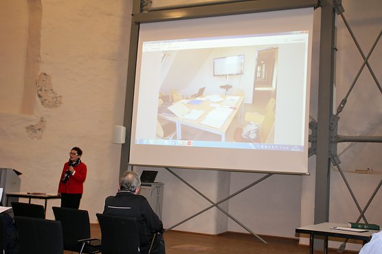 Transkript übergeben (Foto: Karl-Heinz Herrmann) Transkript übergeben (Foto: Karl-Heinz Herrmann)