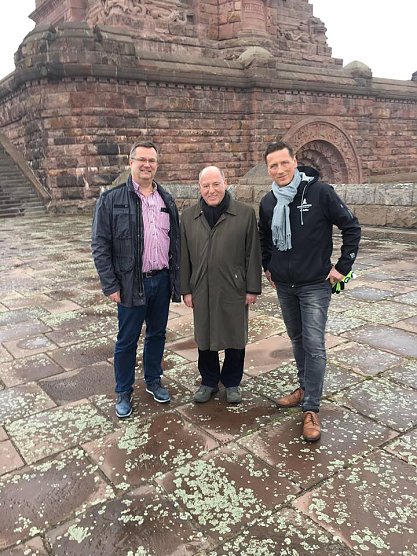 Gregor Gysi (Die Linke) besuchte heute das Kyffh&auml;userdenkmal... (Foto: Volker Stietzel)