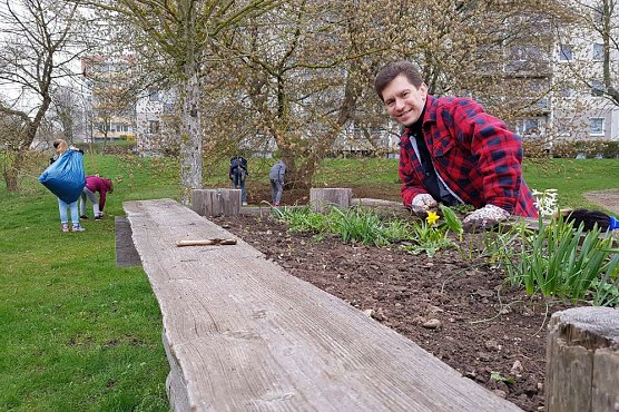 Fr&uuml;hjahrsputz im Wohngebiet (Foto: Susanne Stadermann & Katrin Sieber)