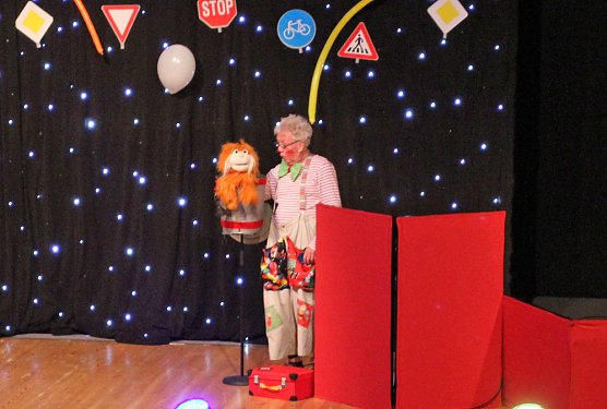 Mit Clown Hajo f&uuml;r mehr Sicherheit (Foto: Karl-Heinz Herrmann)