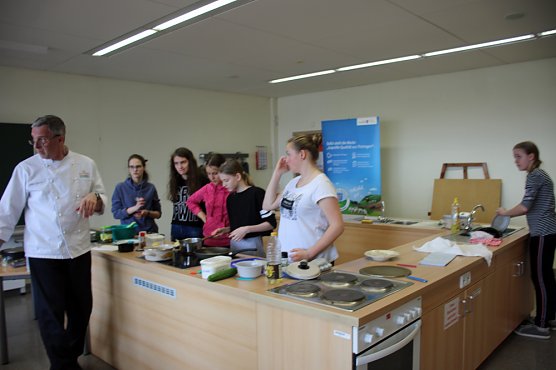 Den K&ouml;chinnen &uuml;ber die Schulter geschaut (Foto: Karl-Heinz Herrmann)