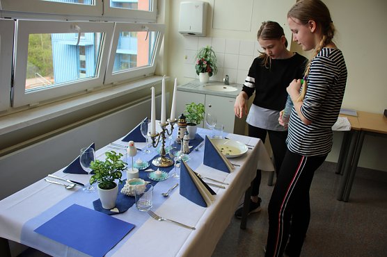 Den K&ouml;chinnen &uuml;ber die Schulter geschaut (Foto: Karl-Heinz Herrmann)