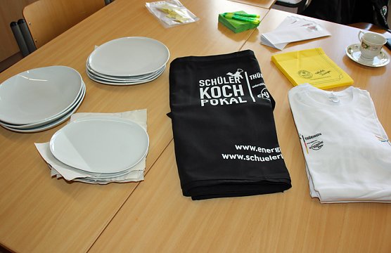 Den K&ouml;chinnen &uuml;ber die Schulter geschaut (Foto: Karl-Heinz Herrmann)