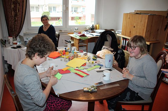Beim Osterbasteln zugeschaut (Foto: Karl-Heinz Herrmann)