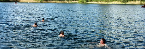 Anbaden am Bebraer Teich (Foto: Karl-Heinz Herrmann)