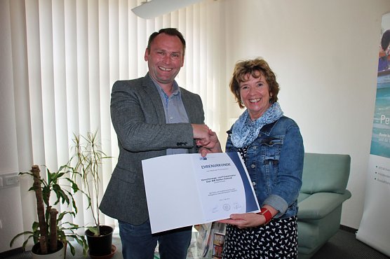 Ehrenurkunde erhalten (Foto: Karl-Heinz Herrmann)