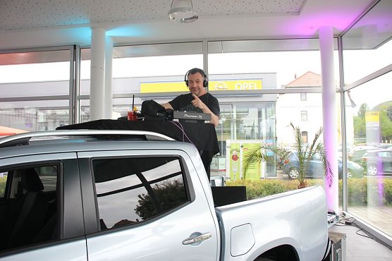 Nach der Arbeit ins Autohaus (Foto: Karl-Heinz Herrmann)