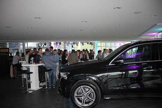 Nach der Arbeit ins Autohaus (Foto: Karl-Heinz Herrmann)