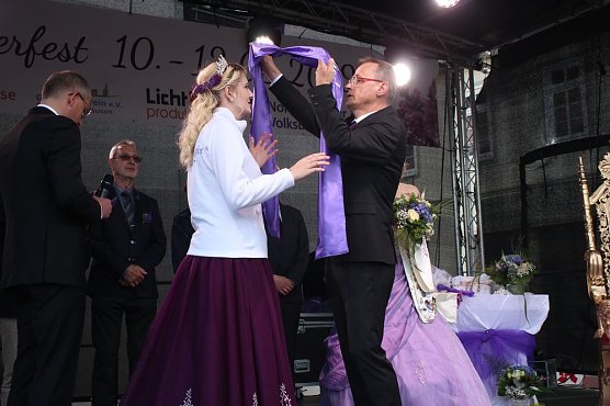 27. Fliederfest er&ouml;ffnet - Verabschiedung Fliederk&ouml;nigin (Foto: Karl-Heinz Herrmann)