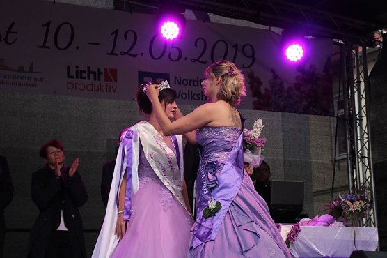 Neue Fliederk&ouml;nigin gekr&ouml;nt (Foto: Karl-Heinz Herrmann)