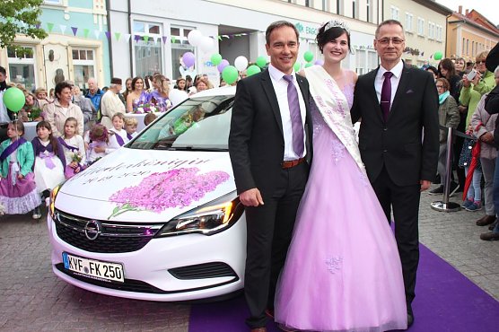 Neue Fliederk&ouml;nigin gekr&ouml;nt (Foto: Karl-Heinz Herrmann)