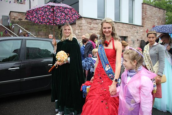 Fliederparade mit Schirm (Foto: Karl-Heinz Herrmann)
