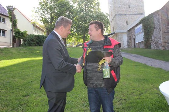 Schiefer Turm &uuml;bergeben (Foto: Karl-Heinz Herrmann)