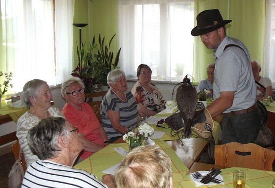 Luca Falke und W&uuml;sten-Bussard Uschi zu Besuch im WB 4 (Foto: Thomas Leipold)