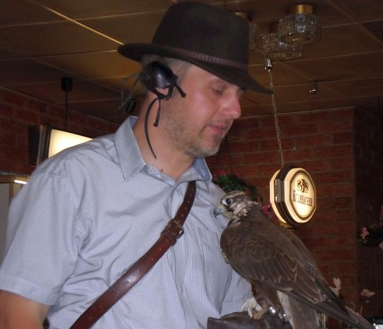 Luca Falke und W&uuml;sten-Bussard Uschi zu Besuch im WB 4 (Foto: Thomas Leipold)
